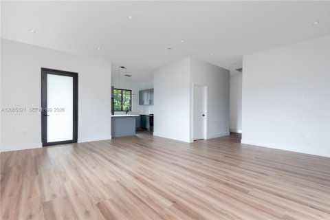 House in Miami, Florida 3 bedrooms, 141.58 sq.m. № 2074355 - photo 7