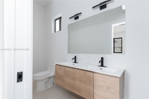 House in Miami, Florida 3 bedrooms, 141.58 sq.m. № 2074355 - photo 11