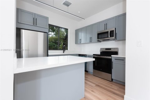 House in Miami, Florida 3 bedrooms, 141.58 sq.m. № 2074355 - photo 8