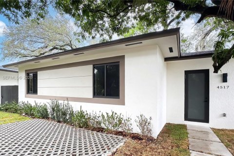 House in Miami, Florida 3 bedrooms, 141.58 sq.m. № 2074355 - photo 2