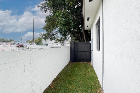 House in Miami, Florida 3 bedrooms, 141.58 sq.m. № 2074355 - photo 4