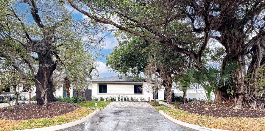 House in Miami, Florida 3 bedrooms, 141.58 sq.m. № 2074355