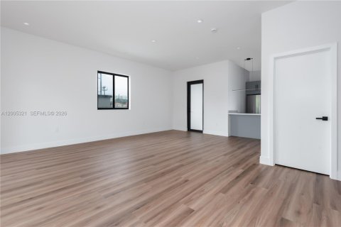 House in Miami, Florida 3 bedrooms, 141.58 sq.m. № 2074355 - photo 9