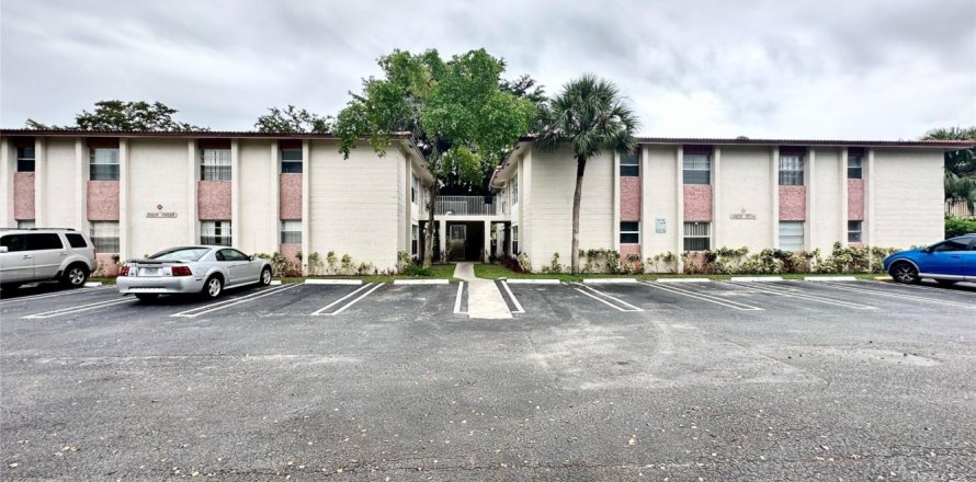 Condo in Coral Springs, Florida, 2 bedrooms № 1024733