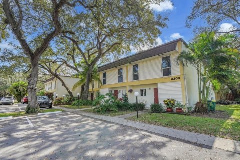 Touwnhouse à louer à Hollywood, Floride: 3 chambres, 157.93 m2 № 2085793 - photo 2
