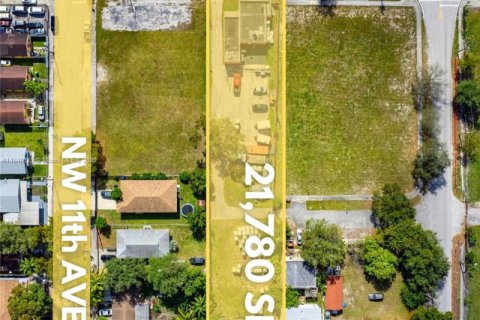 Propiedad comercial en venta en Miami, Florida № 1828903 - foto 2