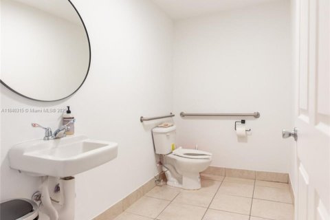Propiedad comercial en venta en Miami, Florida № 1828903 - foto 12