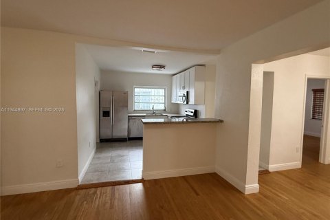 Casa en alquiler en Miami, Florida, 3 dormitorios, 145.39 m2 № 2001678 - foto 5