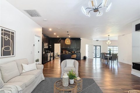 House in Naples, Florida 4 bedrooms, 207.82 sq.m. № 2217035 - photo 16