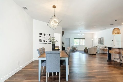 House in Naples, Florida 4 bedrooms, 207.82 sq.m. № 2217035 - photo 8