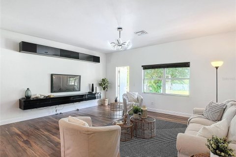 House in Naples, Florida 4 bedrooms, 207.82 sq.m. № 2217035 - photo 15