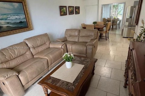 Condo in Miami, Florida, 2 bedrooms  № 2153220 - photo 8