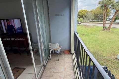 Condo in Miami, Florida, 2 bedrooms  № 2153220 - photo 22