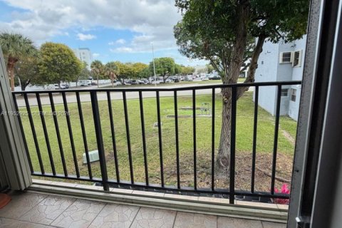 Condo in Miami, Florida, 2 bedrooms  № 2153220 - photo 19