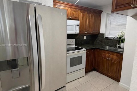Condo in Miami, Florida, 2 bedrooms  № 2153220 - photo 9