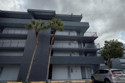 Condo in Miami, Florida, 2 bedrooms  № 2153220 - photo 2