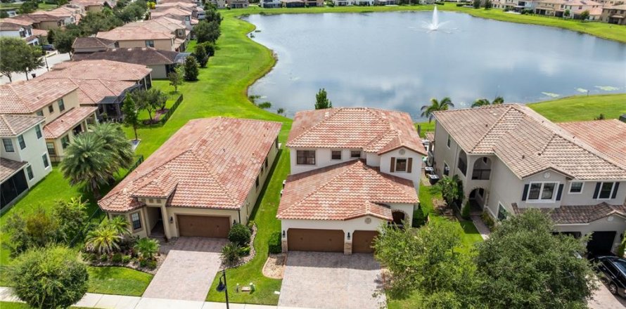 House in Orlando, Florida 4 bedrooms, 273.41 sq.m. № 2349385