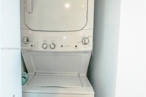 Снять в аренду кондоминиум в Майами, Флорида 2 спальни, 106.93м2, № 1860990 - фото 18