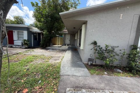 House in Hollywood, Florida 3 bedrooms, 219.62 sq.m. № 2170279 - photo 2