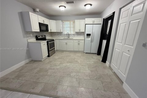 House in Hollywood, Florida 3 bedrooms, 219.62 sq.m. № 2170279 - photo 5