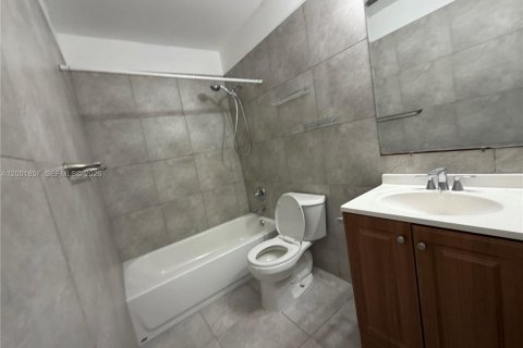 House in Hollywood, Florida 3 bedrooms, 219.62 sq.m. № 2170279 - photo 18