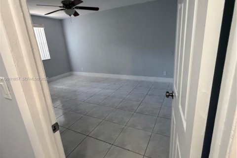 House in Hollywood, Florida 3 bedrooms, 219.62 sq.m. № 2170279 - photo 16