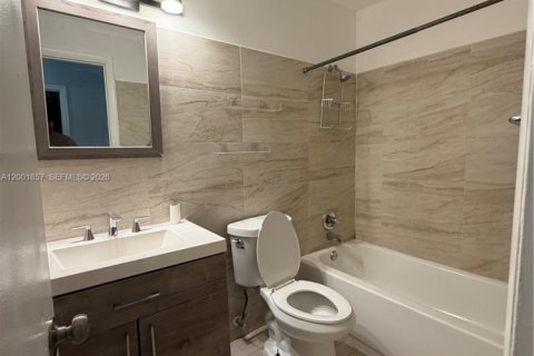 House in Hollywood, Florida 3 bedrooms, 219.62 sq.m. № 2170279 - photo 9