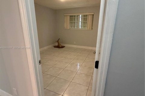 House in Hollywood, Florida 3 bedrooms, 219.62 sq.m. № 2170279 - photo 10