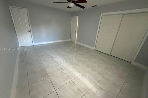 House in Hollywood, Florida 3 bedrooms, 219.62 sq.m. № 2170279 - photo 17