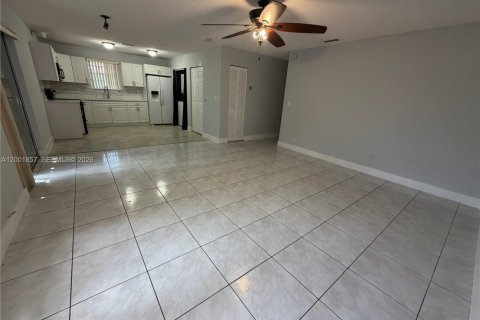 House in Hollywood, Florida 3 bedrooms, 219.62 sq.m. № 2170279 - photo 4