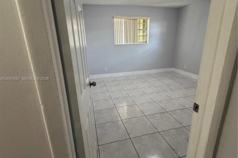 House in Hollywood, Florida 3 bedrooms, 219.62 sq.m. № 2170279 - photo 13