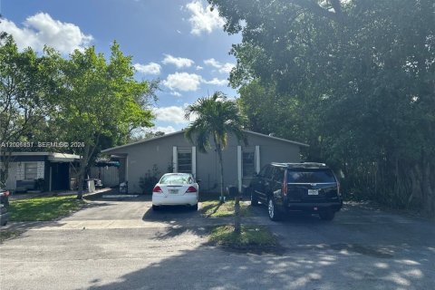 House in Hollywood, Florida 3 bedrooms, 219.62 sq.m. № 2170279