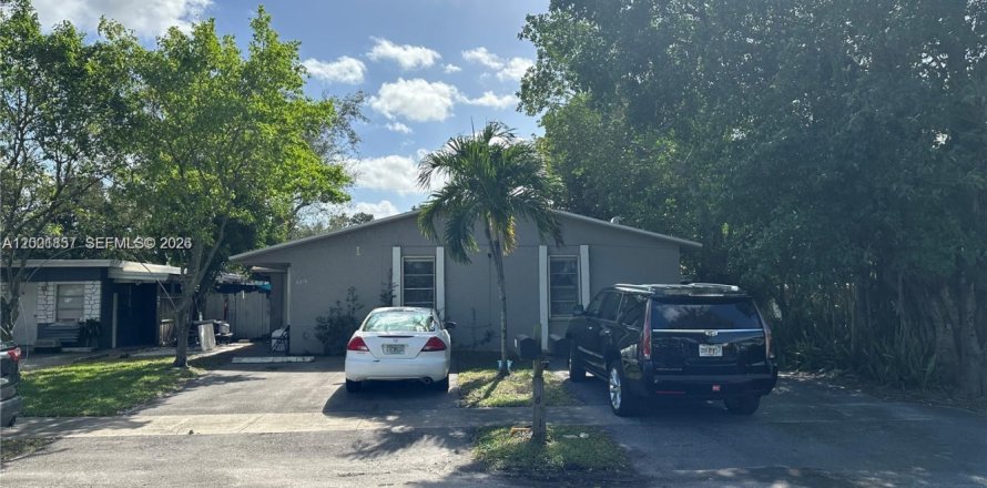 House in Hollywood, Florida 3 bedrooms, 219.62 sq.m. № 2170279