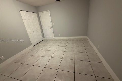 House in Hollywood, Florida 3 bedrooms, 219.62 sq.m. № 2170279 - photo 12