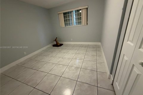 House in Hollywood, Florida 3 bedrooms, 219.62 sq.m. № 2170279 - photo 11