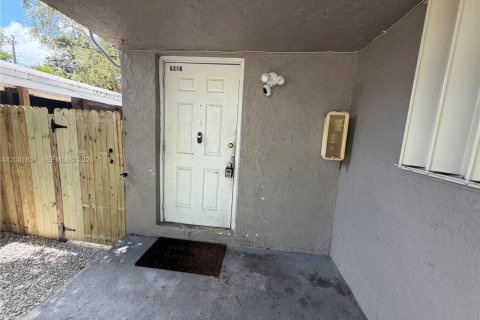 House in Hollywood, Florida 3 bedrooms, 219.62 sq.m. № 2170279 - photo 3