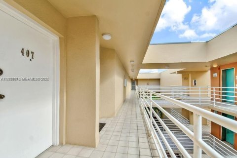 Condominio en alquiler en Miami, Florida, 2 dormitorios, 89.19 m2 № 1982088 - foto 3