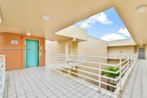 Condominio en alquiler en Miami, Florida, 2 dormitorios, 89.19 m2 № 1982088 - foto 4