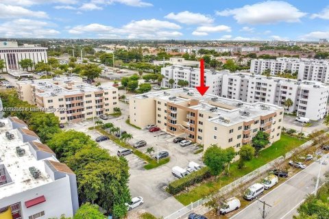 Condominio en alquiler en Miami, Florida, 2 dormitorios, 89.19 m2 № 1982088 - foto 2