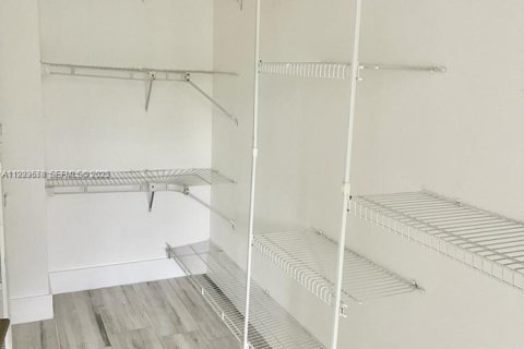 Condominio en alquiler en Miami, Florida, 2 dormitorios, 89.19 m2 № 1982088 - foto 11