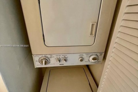 Condominio en alquiler en Miami, Florida, 2 dormitorios, 89.19 m2 № 1982088 - foto 12