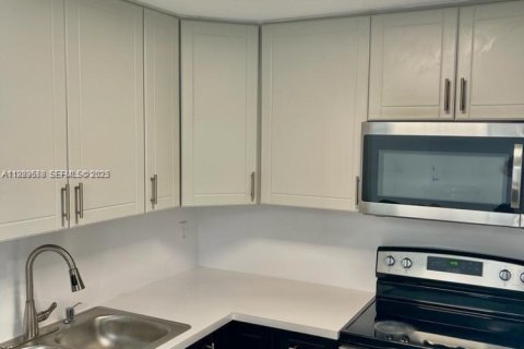 Condominio en alquiler en Miami, Florida, 2 dormitorios, 89.19 m2 № 1982088 - foto 6