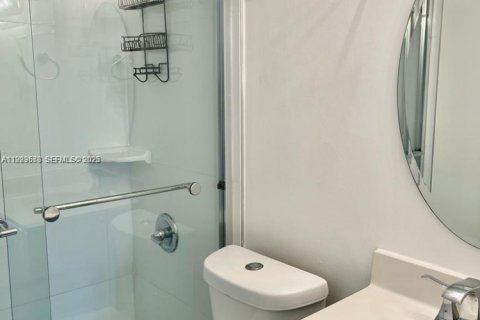 Condominio en alquiler en Miami, Florida, 2 dormitorios, 89.19 m2 № 1982088 - foto 10
