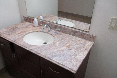 House in Tampa, Florida 2 bedrooms, 209.59 sq.m. № 2239332 - photo 11