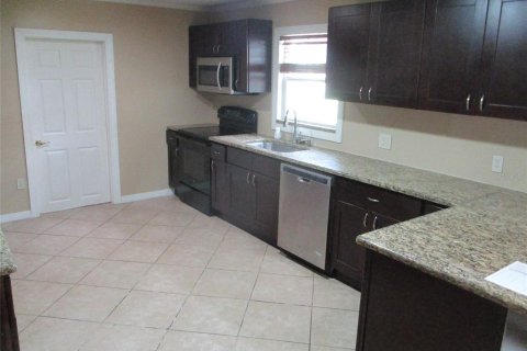 House in Tampa, Florida 2 bedrooms, 209.59 sq.m. № 2239332 - photo 7