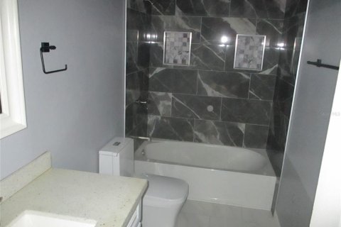 House in Tampa, Florida 2 bedrooms, 209.59 sq.m. № 2239332 - photo 9