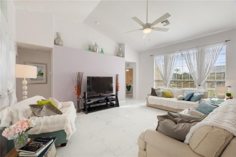 House in Davenport, Florida 4 bedrooms, 168.52 sq.m. № 1757543 - photo 7
