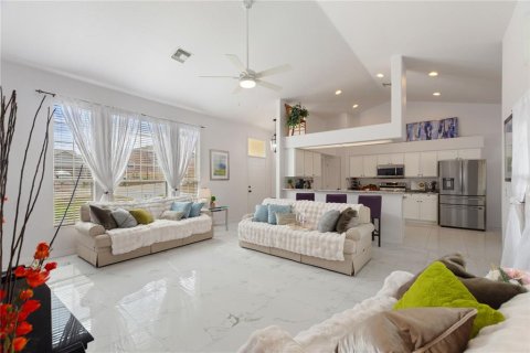 House in Davenport, Florida 4 bedrooms, 168.52 sq.m. № 1757543 - photo 8