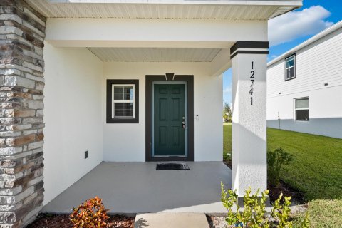 House in Port St. Lucie, Florida 4 bedrooms, 177.35 sq.m. № 2428410 - photo 3