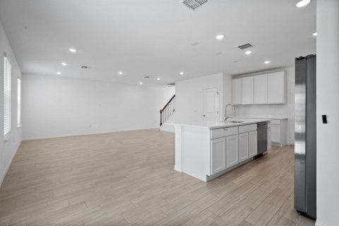 House in Port St. Lucie, Florida 4 bedrooms, 177.35 sq.m. № 2428410 - photo 11